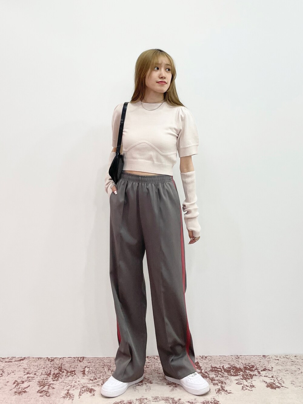 「カジュアル、秋服、休日コーデ、スニーカー、初秋コーデ、パンツコーデ、トラックパンツ、プチプラ、アームウォーマー、アームカバー、ストリート、韓国ファッション、韓国ブランド、秋服準備はじめました、カジュアルガーリー」｜「EPIMI E'PIMMYの配色ライントラックパンツ（その他パンツ、グレー系）」を使った、EPIMI ÉPIMMYさん（レディース・158cm）の秋コーディネートの2枚目の写真
