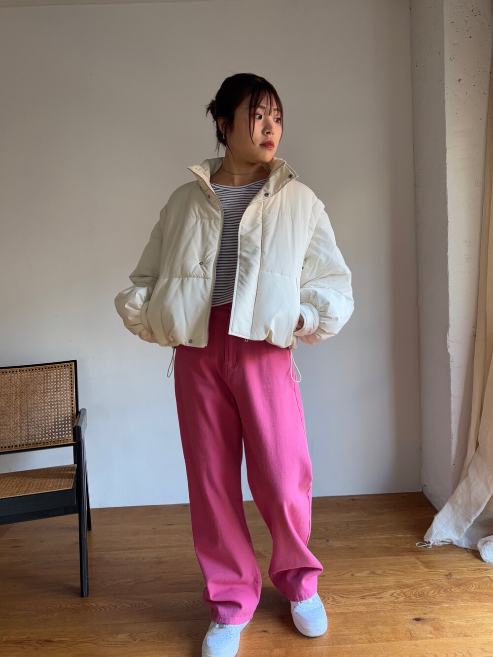 「冬アウター、オトナカジュアル、秋冬コーデ、今日のコーデ、大人コーデ、オトナカワイイ、冬、おしゃれさんと繋がりたい、シンプル、スニーカーコーデ、アウターコーデ、デニム、カラーデニム、ボーダー、骨格ナチュラル」｜「EPIMI E'PIMMYのワイドストレートカラーデニム（デニムパンツ、ピンク系）」を使った、EPIMI ÉPIMMYさん（骨格ナチュラル・レディース・159cm）の冬コーディネートの4枚目の写真
