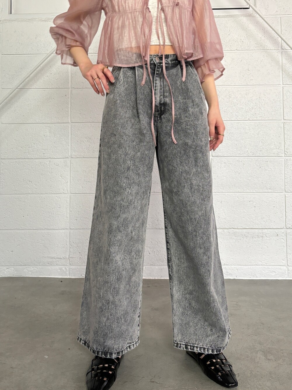 グレー系のデニムパンツ、ピンク系のシャツ/ブラウス、ベージュ系のキャミソールを着用したレディースの春コーディネートの6枚目の写真