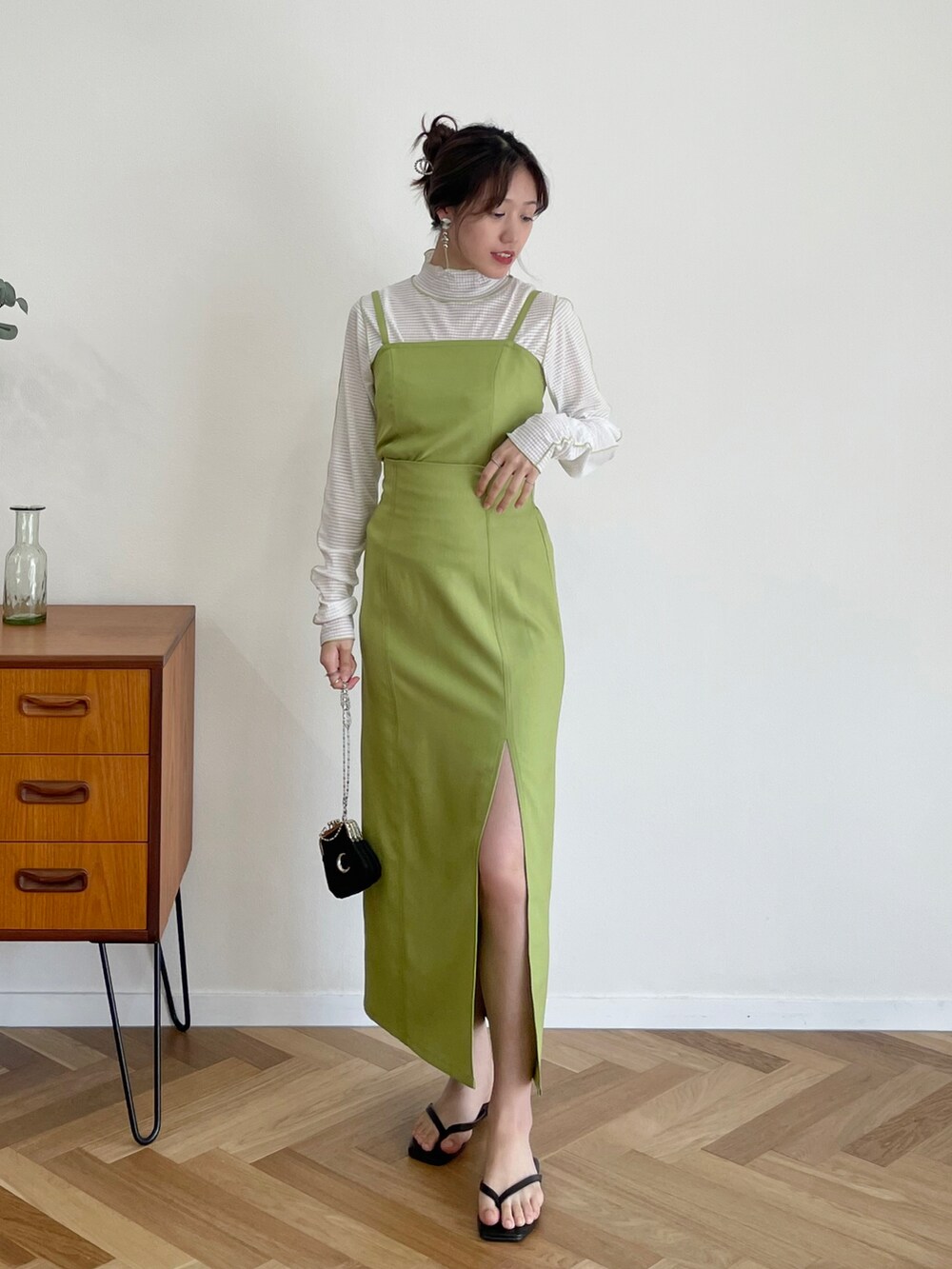 「秋のコーデ、秋服準備はじめました、秋先取りコーデ、ロングワンピース、グリーン、着回しコーデ、キャミワンピース、キャミワンピ、ワンピース、レイヤードスタイル、バレエシューズ、カラーコーデ、ピスタチオ、プチプラ、ワントーンコーデ」｜「EPIMI E'PIMMYのフェイクレザーボストンバッグ（ボストンバッグ、ブラウン系）」を使った、EPIMI ÉPIMMYさん（レディース・164cm）の夏コーディネートの3枚目の写真