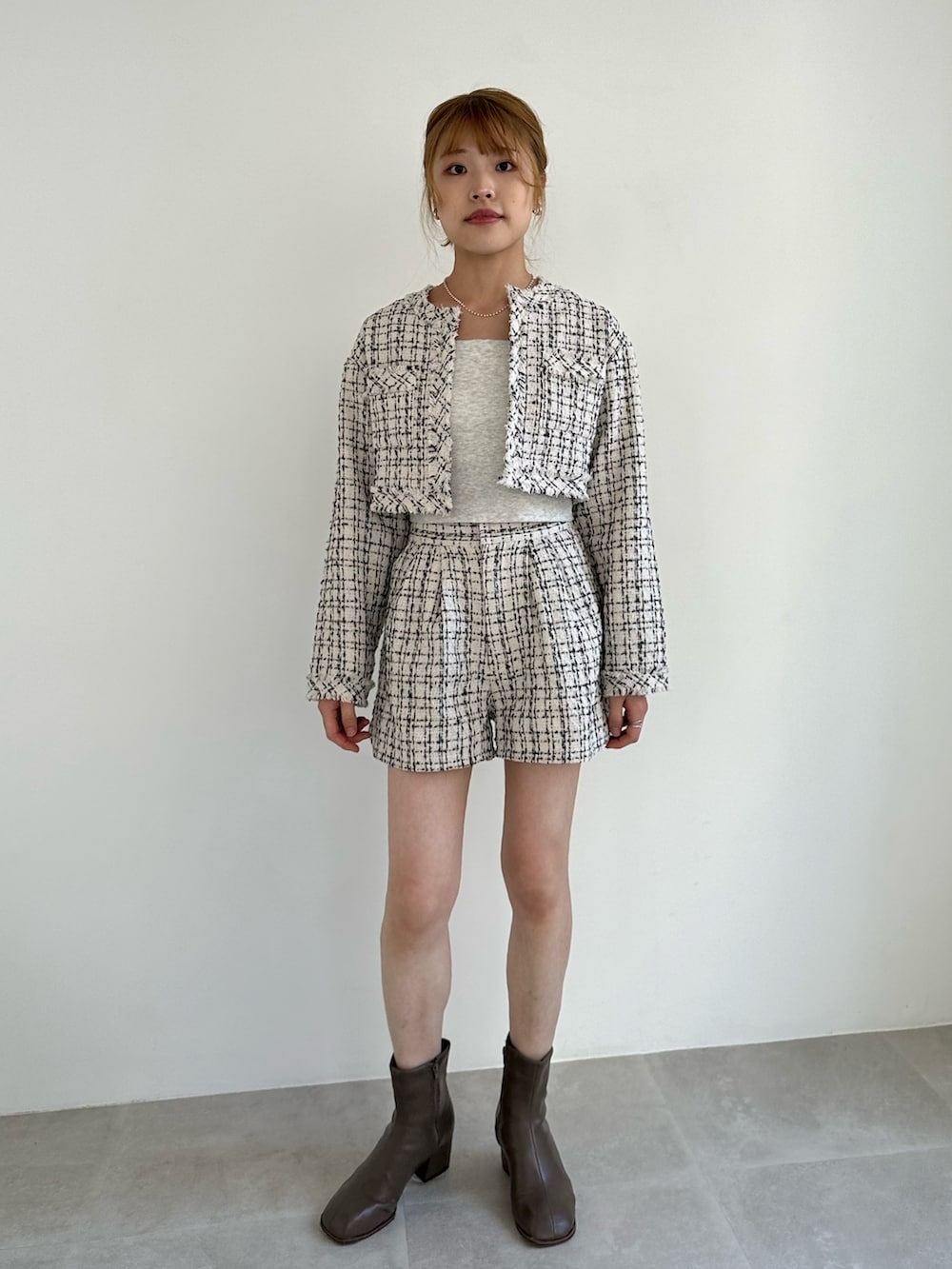 「チェック、ハーフパンツ、淡色コーデ、秋コーデ、ブーツ、ベージュ、ジャケットスタイル、お出かけコーデ、セットアップ、ツイード、ショートパンツ、参戦服、ディズニーコーデ、秋服準備はじめました、ワントーンコーデ」|「EPIMI E'PIMMYのカップ付きアメスリキャミソール(キャミソール、ベージュ系)」を使った、EPIMI ÉPIMMYさん(レディース・159cm)の秋コーディネートの4枚目の写真