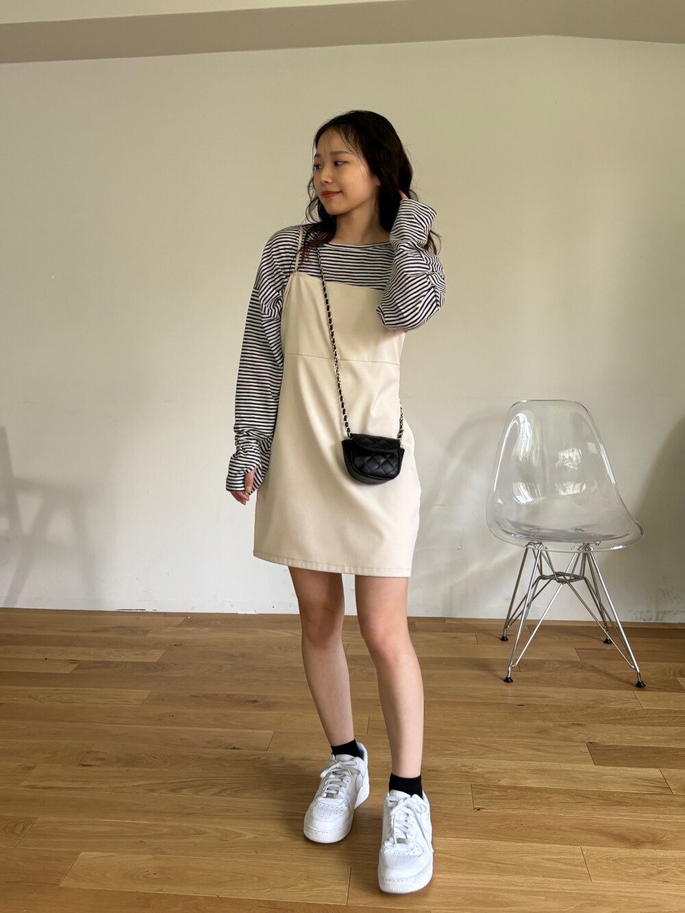 ホワイト系のワンピース、ホワイト系のTシャツ/カットソー、ホワイト系のスニーカーを着用したレディースの春コーディネートの6枚目の写真