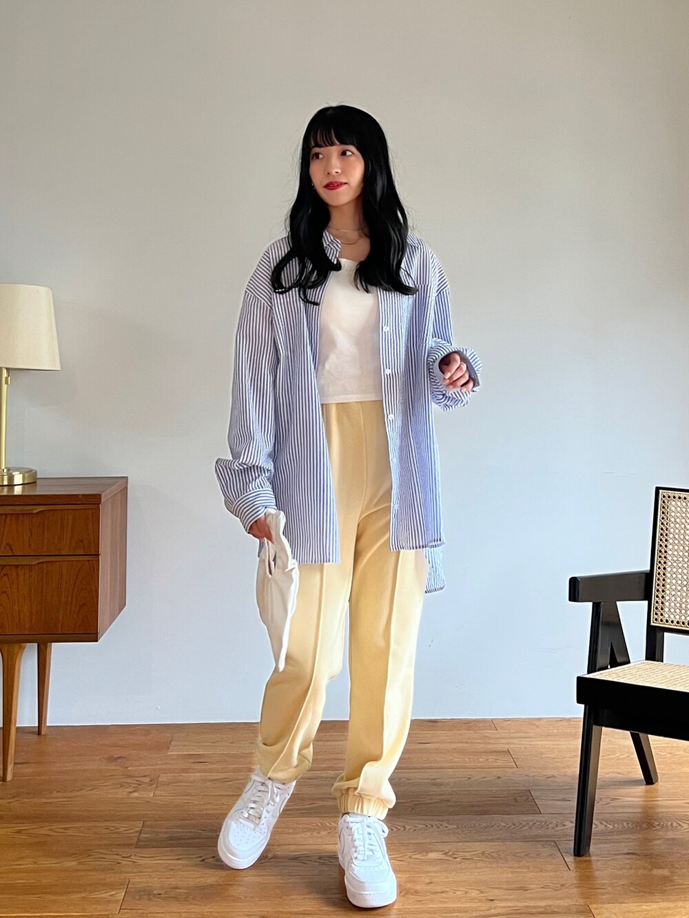 ベージュ系のスウェットパンツ、ホワイト系のスニーカー、その他のその他を着用したレディースの春コーディネートの2枚目の写真