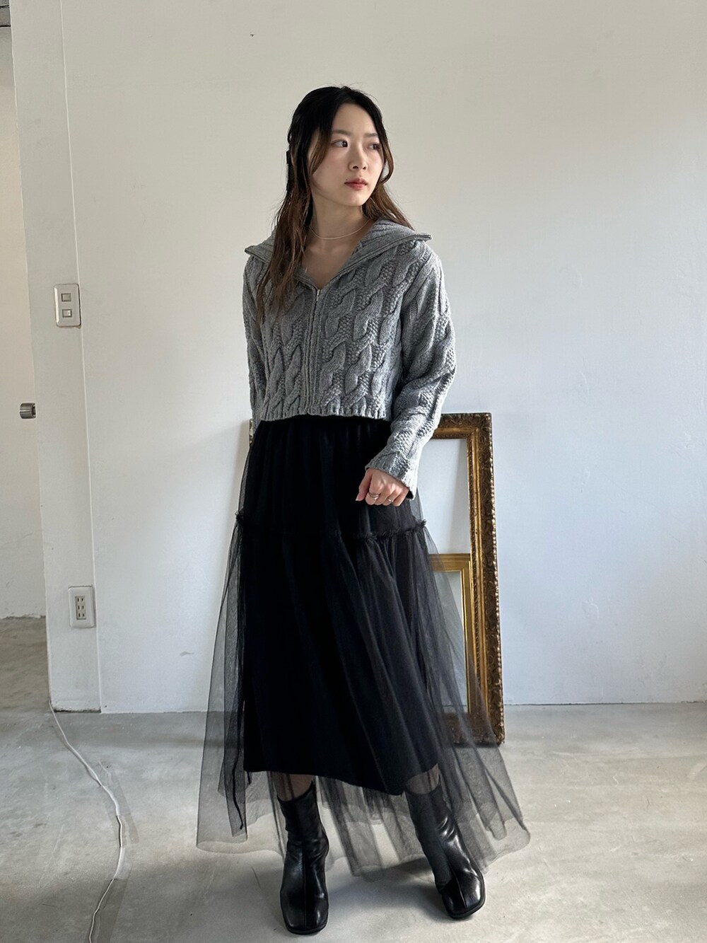 ホワイト系のスカート、グレー系のスカート、ブラック系のスカートを着用したレディースの冬コーディネートの2枚目の写真