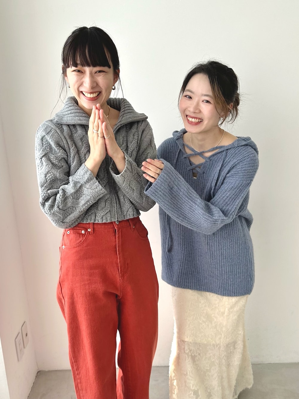 「休日スタイル、デニム、ニット、淡色コーデ、ストリート、ビッグシルエット、レイヤードスタイル、ブーツ、リンクコーデ、シミラールック、ジップアップ、カラーパンツ、キャミワンピ、お出かけコーデ、冬を彩る色いろコーデ」｜「EPIMI E'PIMMYの【ハンドウォッシャブル】ケーブルジップカーディガン（カーディガン/ボレロ、グレー系）」を使った、EPIMI ÉPIMMYさん（レディース・160cm）の秋コーディネートの5枚目の写真
