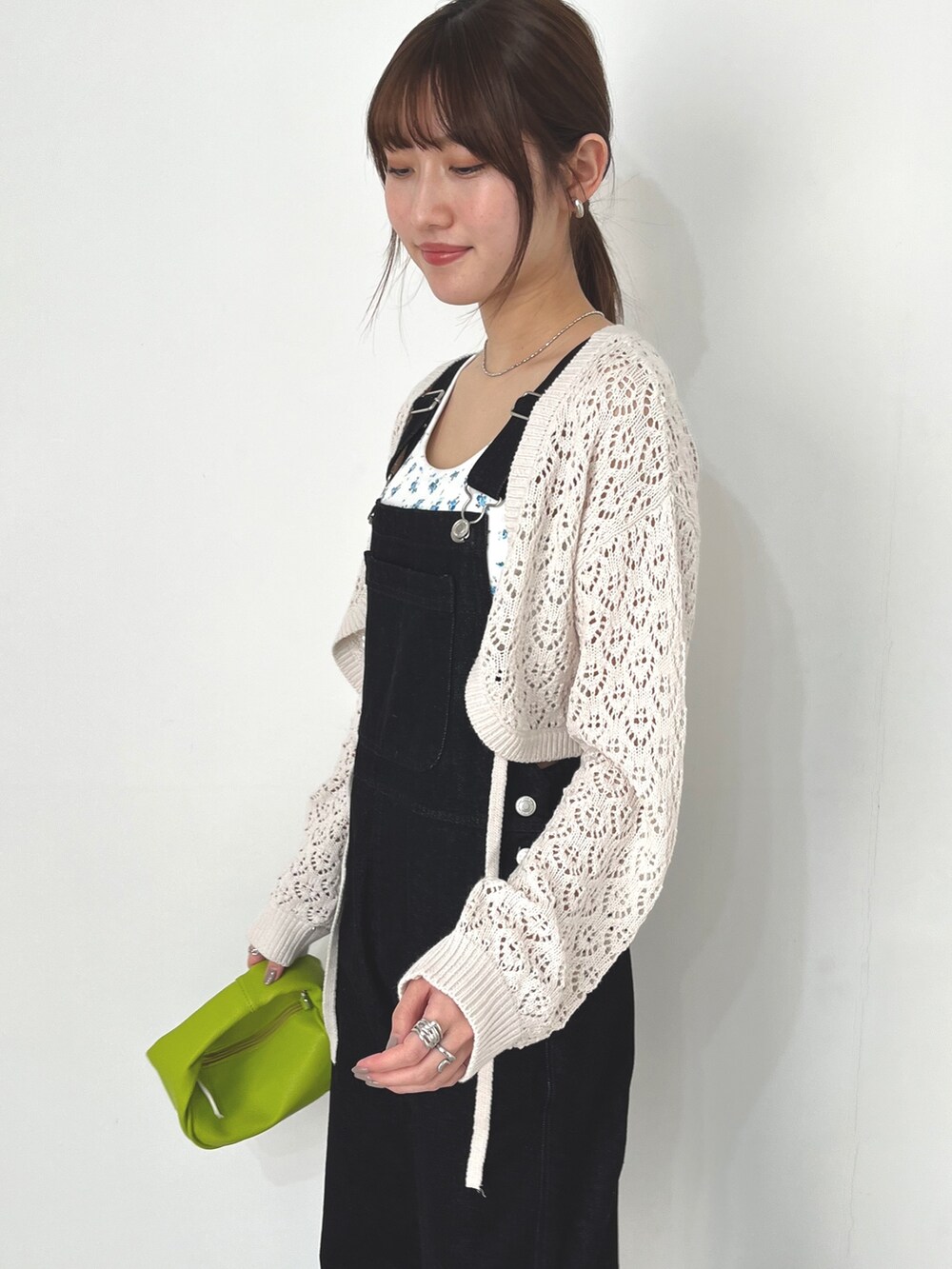 グリーン系のワンピース、ホワイト系のカーディガン/ボレロ、その他のその他を着用したレディースの冬コーディネートの3枚目の写真