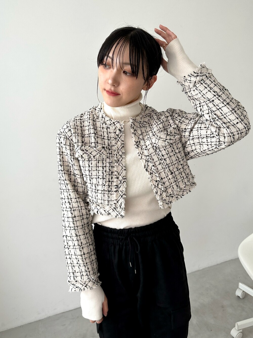 「秋服まるっと大公開、ローファー、ストリート、秋コーデ、カーゴパンツ、ジャケットスタイル、お出かけコーデ、スポーツミックス、アウトドアスタイル、休日スタイル、ツイードジャケット、モノトーン、韓国ファッション、ジャケット、重ね着ベストシーズン」｜「EPIMI E'PIMMYのスエードポンチカーゴパンツ（カーゴパンツ、ブラック系）」を使った、EPIMI ÉPIMMYさん（レディース・165cm）の秋コーディネートの3枚目の写真