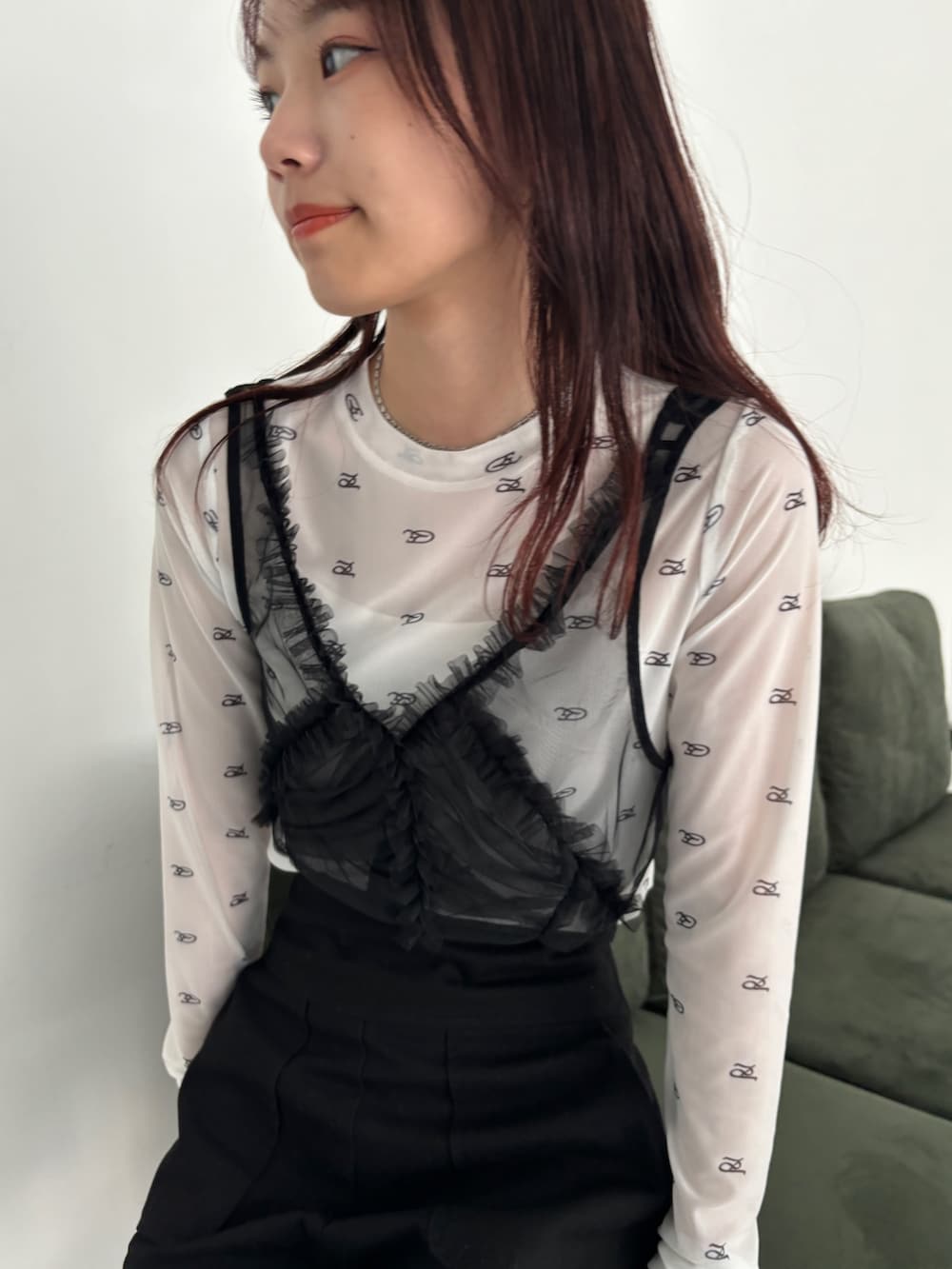 ブラック系のチノパンツ、ブラック系のスニーカー、ホワイト系のTシャツ/カットソーを着用したレディースの夏コーディネートの3枚目の写真