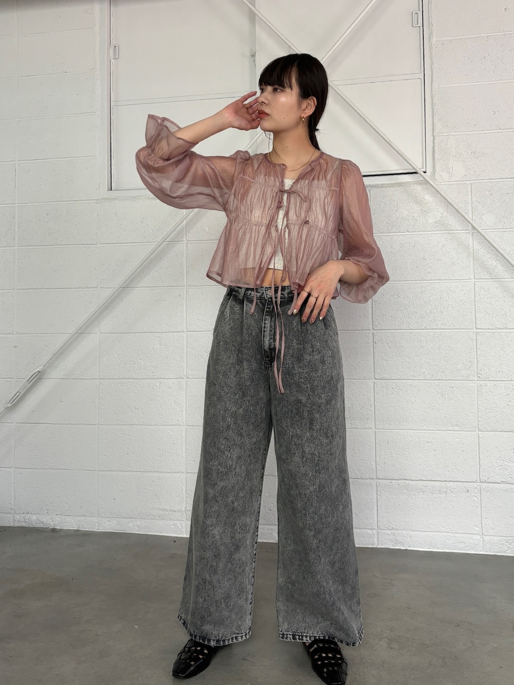 グレー系のデニムパンツ、ピンク系のシャツ/ブラウス、ベージュ系のキャミソールを着用したレディースの春コーディネートの3枚目の写真