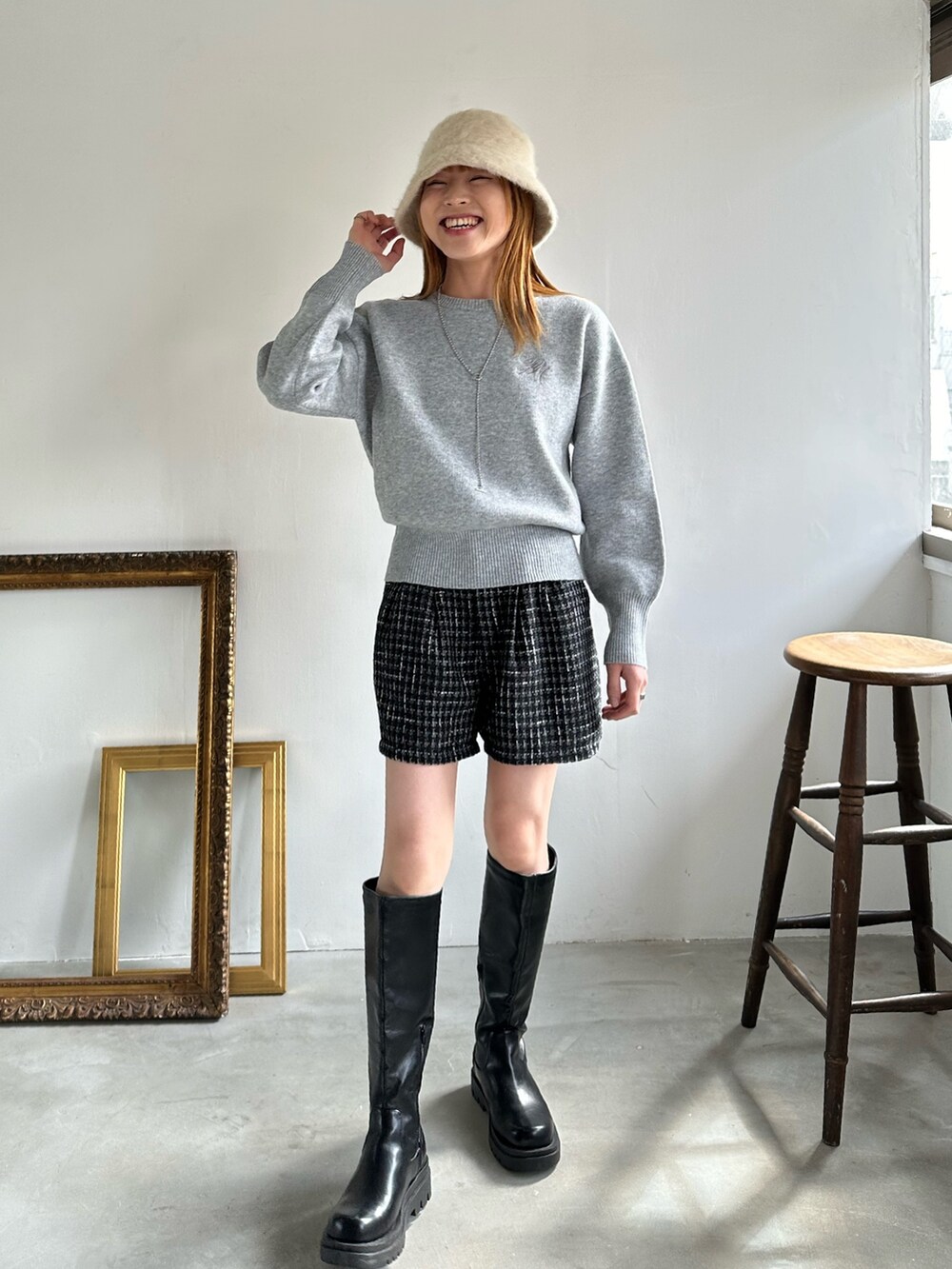 「ライブコーデ、参戦服、セットアップ、モノトーン、プチプラ、ツイードジャケット、ツイードパンツ、きれいめカジュアル、ストリート、ブーツ、レイヤードスタイル、冬コーデ、ニット、休日スタイル、バケットハット」｜「EPIMI E'PIMMYの《set up対応》ツイードショートパンツ（その他パンツ、ブラック系）」を使った、EPIMI ÉPIMMYさん（レディース・159cm）の冬コーディネートの4枚目の写真