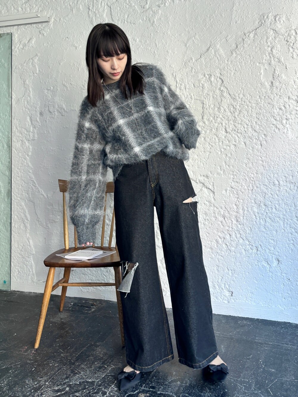 ブラック系のデニムパンツ、ブラック系のカーディガン/ボレロ、その他のその他を着用したレディースの冬コーディネートの2枚目の写真