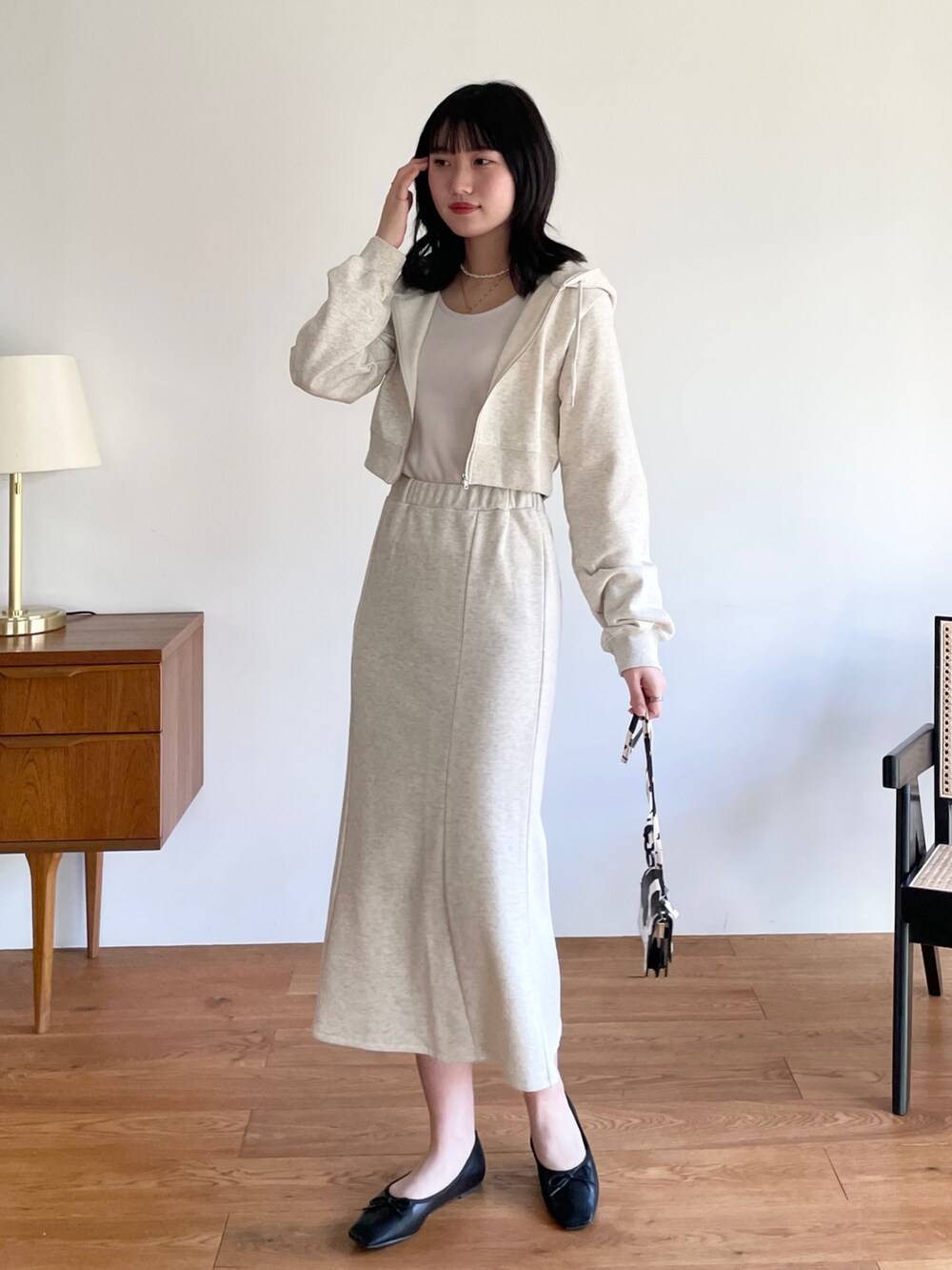 ブラック系のスカート、ブラック系のスウェット、その他のその他を着用したレディースの冬コーディネートの5枚目の写真