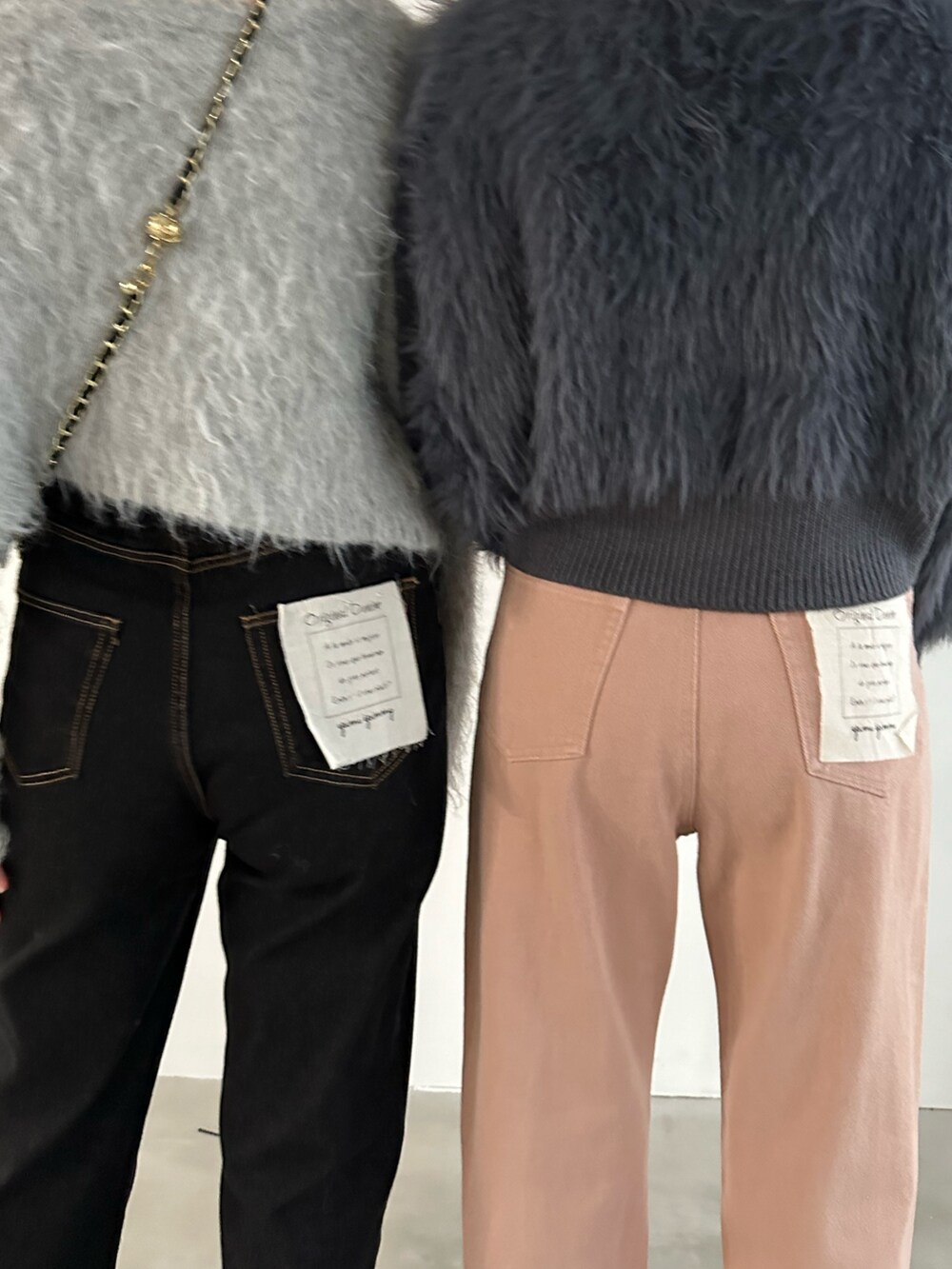 グレー系のニット/セーター、ピンク系のデニムパンツ、ブラウン系のブーツを着用したレディースの冬コーディネートの5枚目の写真
