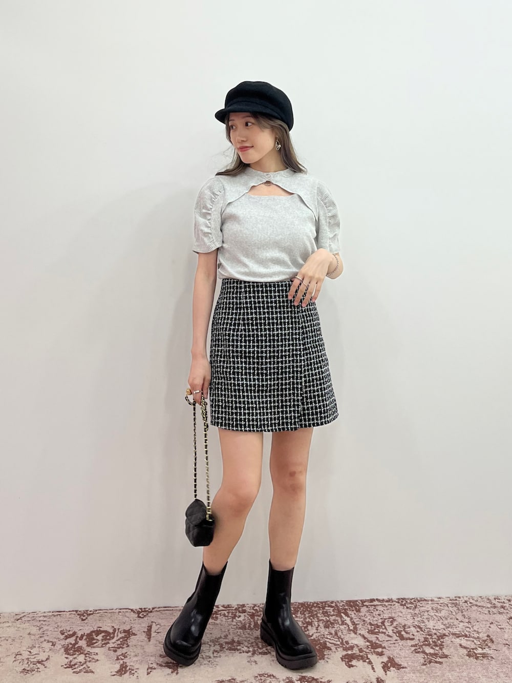 ブラック系のボストンバッグ、ブラック系のスカート、ホワイト系のシャツ/ブラウスを着用したレディースの夏コーディネートの2枚目の写真