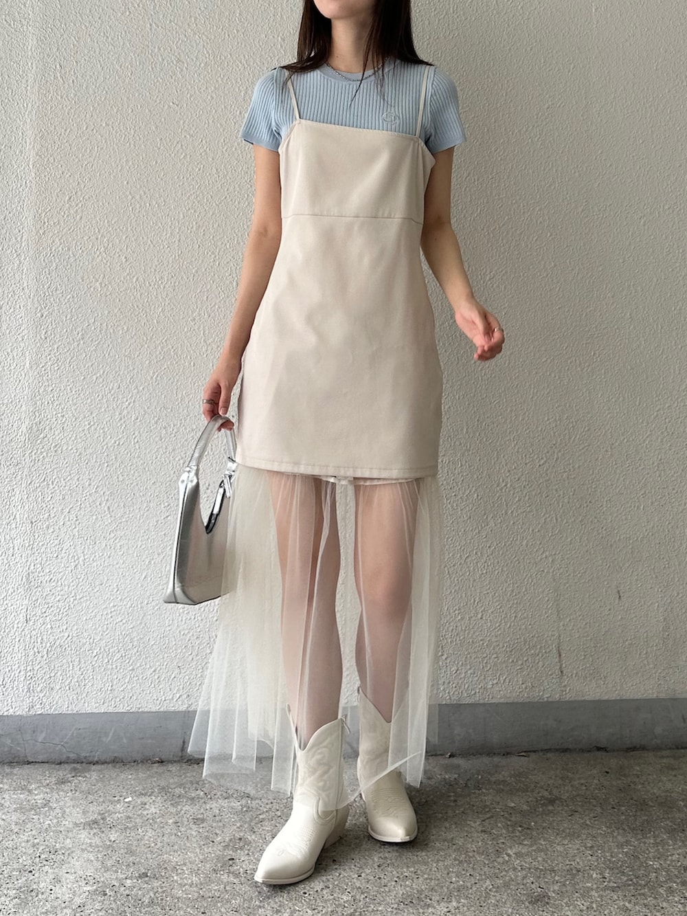 ホワイト系のスカート、ブルー系のデニムパンツ、ホワイト系のTシャツ/カットソーを着用したレディースの夏コーディネートの2枚目の写真