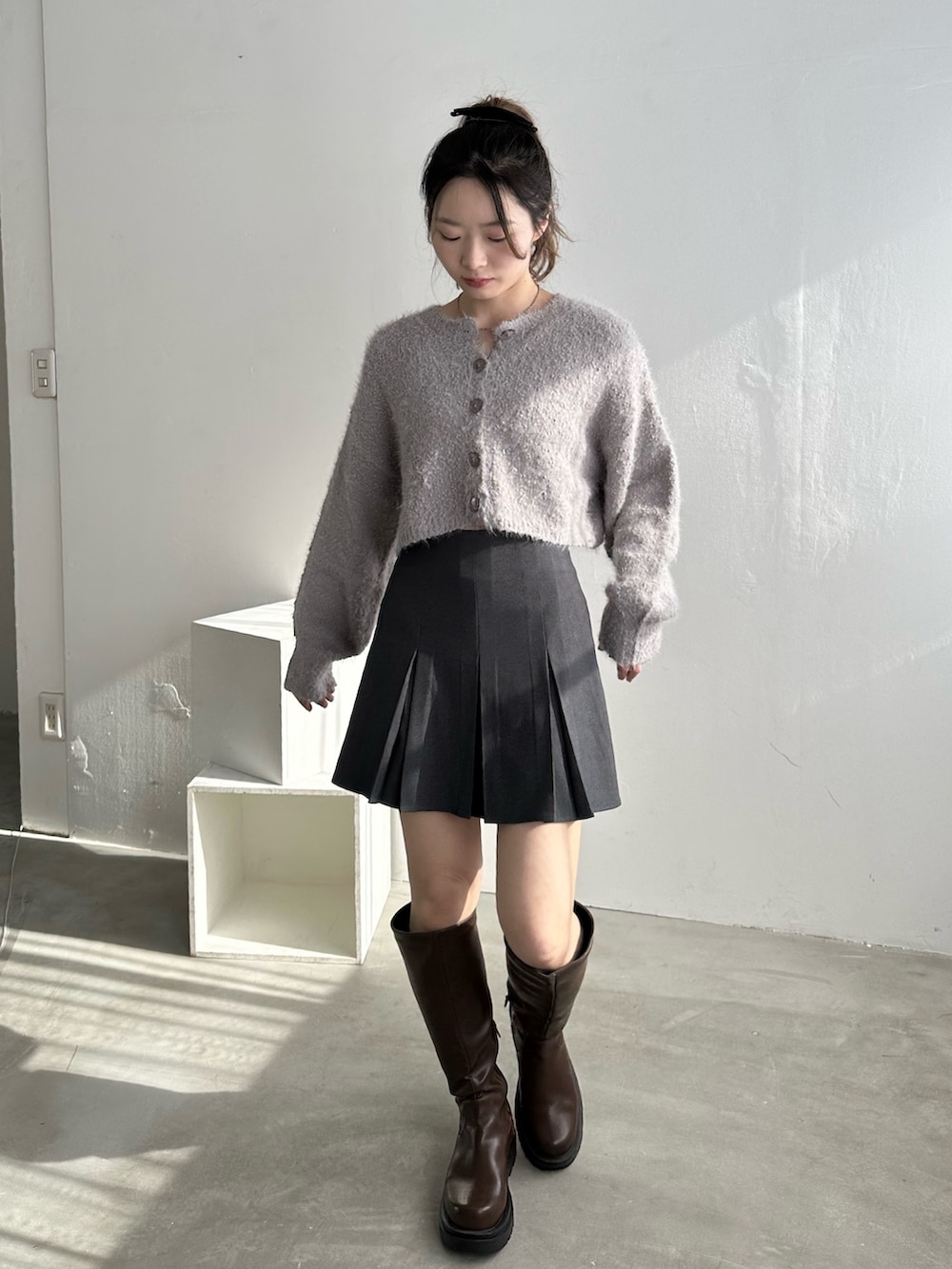「ファッションを楽しもう、ブーツ、モノトーン、厚底シューズ、お出かけコーデ、プチプラ、レイヤードスタイル、ニット、ワントーンコーデ、カーディガン、プリーツスカート、ロングブーツ、骨格ウェーブ、淡色コーデ、冬コーデ」｜「EPIMI E'PIMMYの【ハンドウォッシャブル】2WAYスラブフェザーカーディガン（カーディガン/ボレロ、グレー系）」を使った、EPIMI ÉPIMMYさん（レディース・156cm）の秋コーディネートの2枚目の写真
