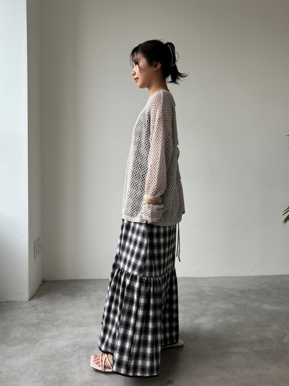 ホワイト系のカーディガン/ボレロ、ブラック系のワンピース、その他のその他を着用したレディースの春コーディネートの4枚目の写真