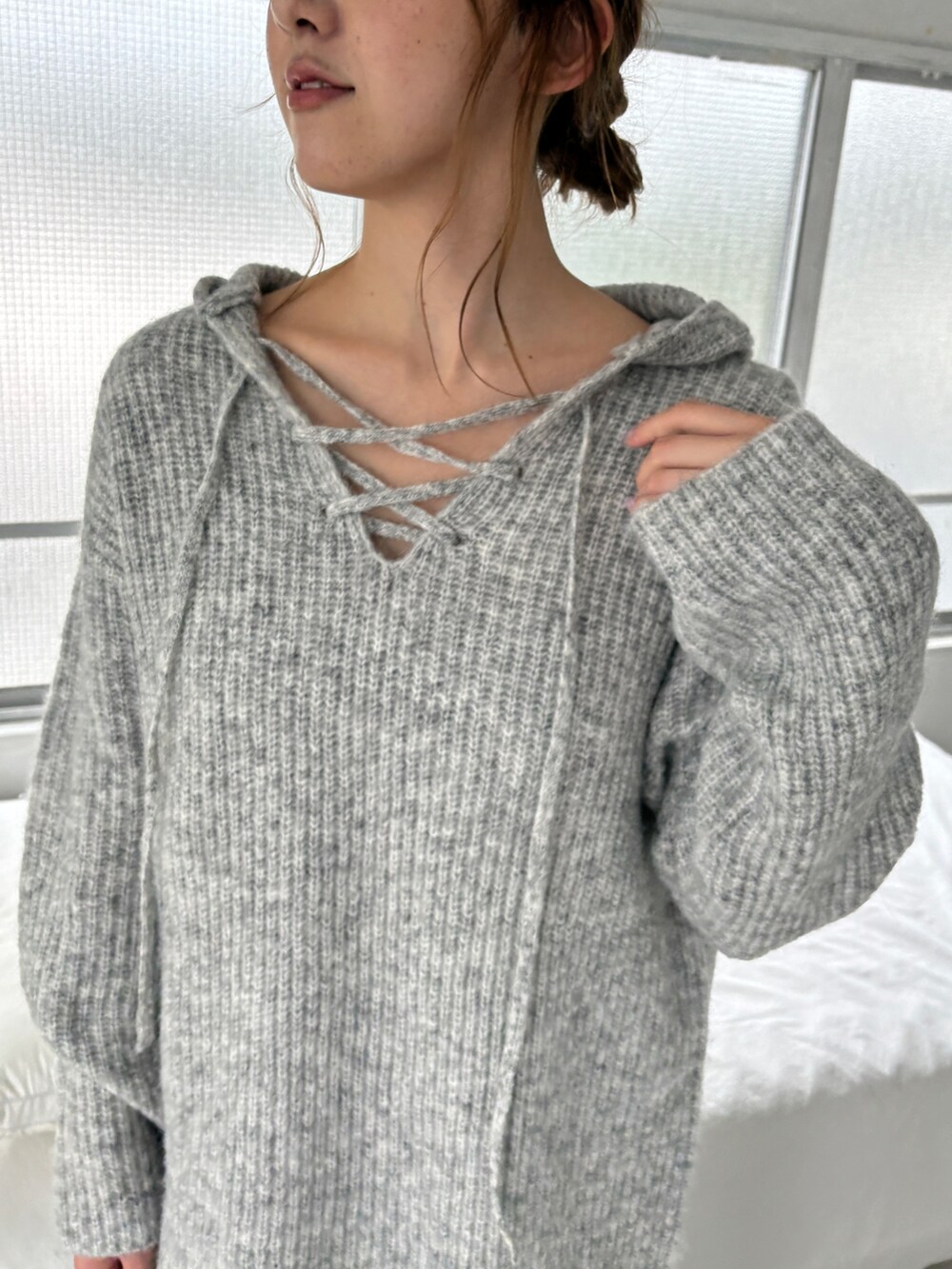 グレー系のニット/セーター、ブルー系のワンピース、ブラック系のショルダーバッグを着用したレディースの夏コーディネートの3枚目の写真