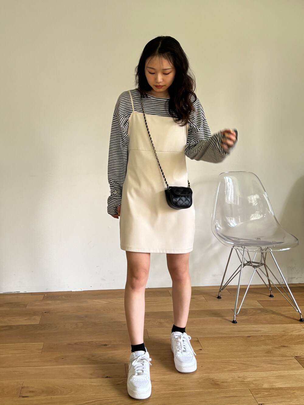 ホワイト系のワンピース、ホワイト系のTシャツ/カットソー、ホワイト系のスニーカーを着用したレディースの春コーディネートの3枚目の写真