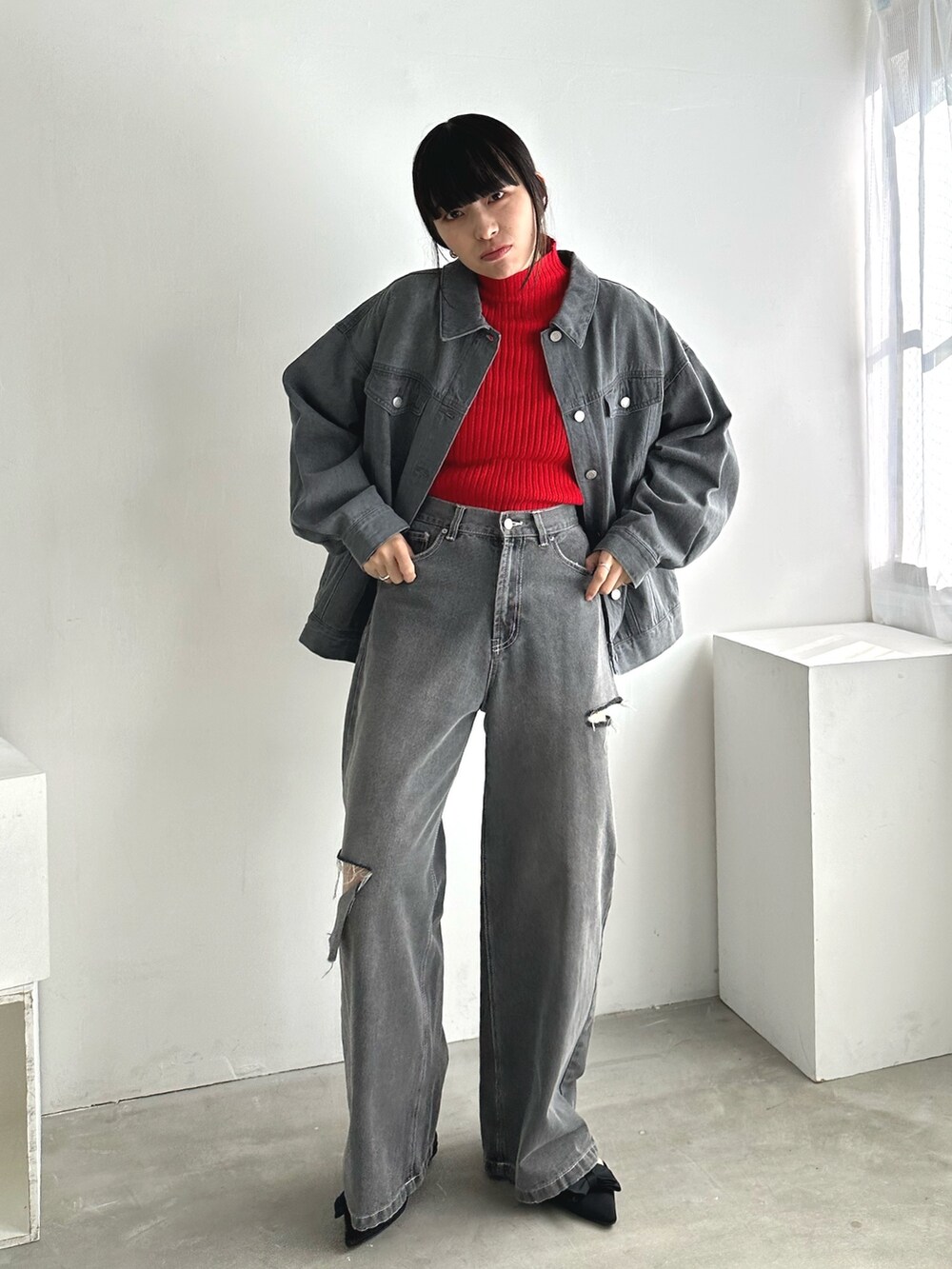 「新星WEARISTAにエントリー、レイヤードスタイル、韓国ファッション、冬アウター、休日スタイル、クリスマスに着たい服、セットアップ、マイベストコーデ2023、赤、お出かけコーデ、デニム、プチプラ、きれいめカジュアル、ストリート、Gジャン」｜「EPIMI E'PIMMYのダメージワイドストレートデニム（デニムパンツ、グレー系）」を使った、EPIMI ÉPIMMYさん（レディース・166cm）の冬コーディネートの5枚目の写真