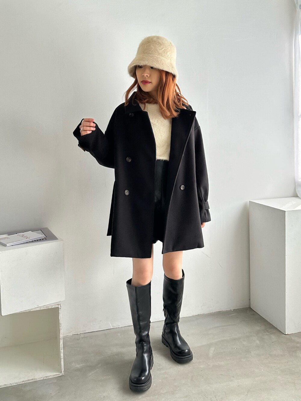 レッド系のニット/セーター、ベージュ系のその他アウター、ブラック系のスニーカーを着用したレディースの冬コーディネートの2枚目の写真