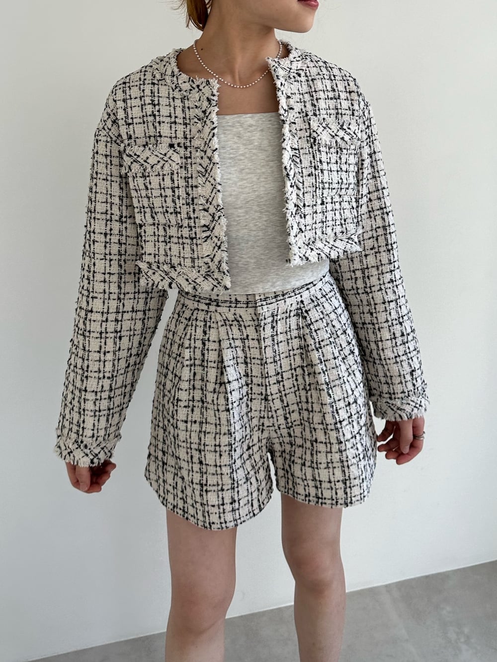 「チェック、ハーフパンツ、淡色コーデ、秋コーデ、ブーツ、ベージュ、ジャケットスタイル、お出かけコーデ、セットアップ、ツイード、ショートパンツ、参戦服、ディズニーコーデ、秋服準備はじめました、ワントーンコーデ」|「EPIMI E'PIMMYのカップ付きアメスリキャミソール(キャミソール、ベージュ系)」を使った、EPIMI ÉPIMMYさん(レディース・159cm)の秋コーディネートの2枚目の写真