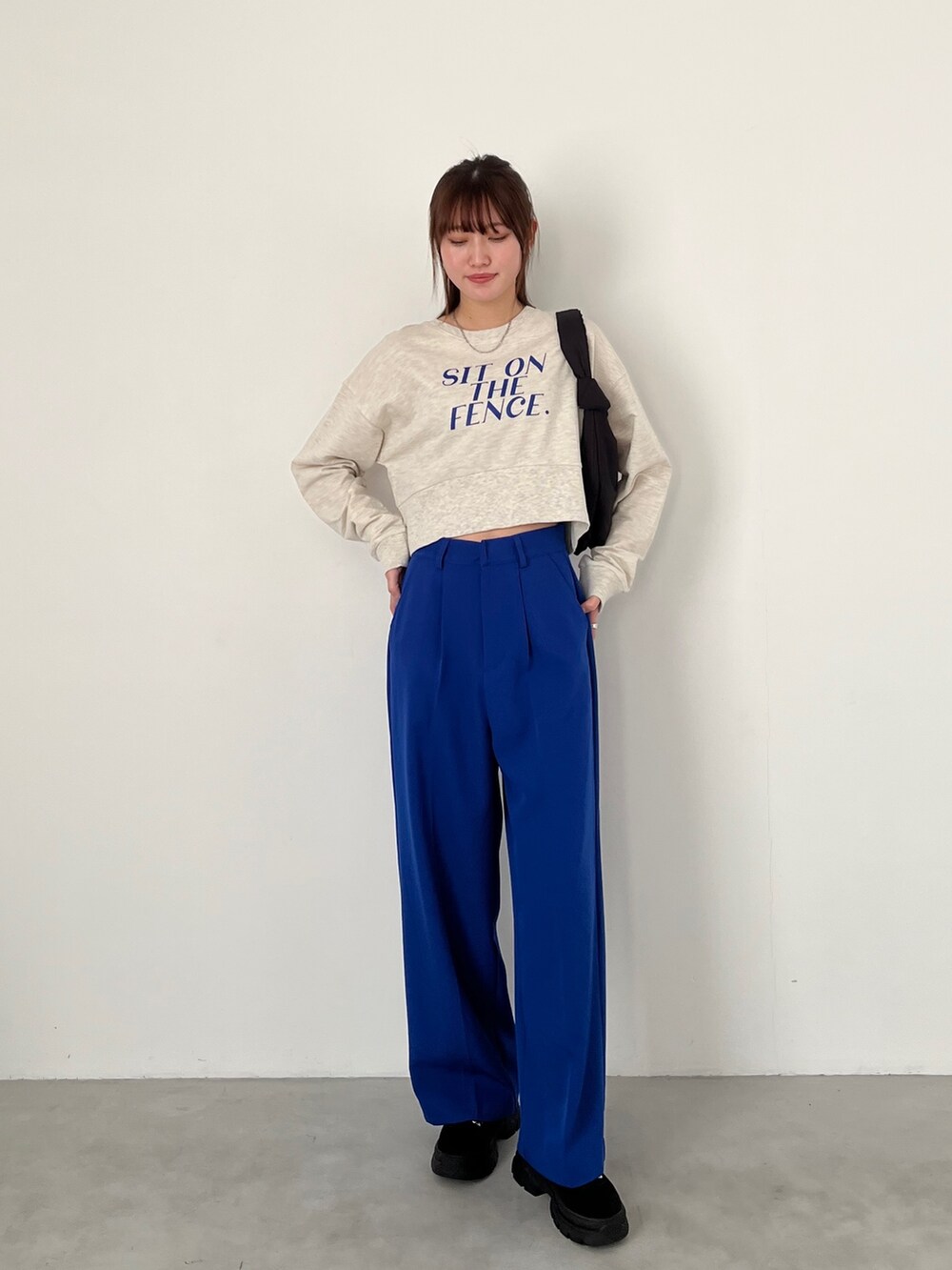 「服とコスメでなりたい自分に、マイベストコーデ2022、韓国ファッション、休日スタイル、スニーカー、プチプラコーデ、ショルダーバッグ、パンツスタイル、ロゴスウェット、骨格ウェーブ、カラーパンツ、プチプラ、ストリート、韓国ストリート、スウェット」｜「EPIMI E'PIMMYのワイドストレートカラーデニム（デニムパンツ、ピンク系）」を使った、EPIMI ÉPIMMYさん（レディース・164cm）の冬コーディネートの4枚目の写真