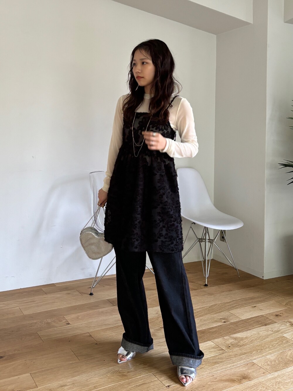 「ビスチェ、デニム、春夏コーデ、シアートップス、ワンピース、モード、ブラウス、休日スタイル、シンプルコーデ、韓国ファッション、低身長コーデ、レイヤードスタイル、モノトーンコーデ、チュニック、キャミソール」｜「EPIMI E'PIMMYのシアージャガードキャミチュニック（チュニック、ブラック系）」を使った、EPIMI ÉPIMMYさん（レディース・153cm）の春コーディネートの3枚目の写真