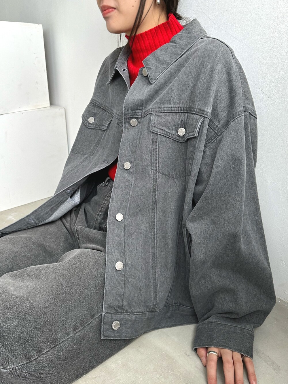「新星WEARISTAにエントリー、レイヤードスタイル、韓国ファッション、冬アウター、休日スタイル、クリスマスに着たい服、セットアップ、マイベストコーデ2023、赤、お出かけコーデ、デニム、プチプラ、きれいめカジュアル、ストリート、Gジャン」｜「EPIMI E'PIMMYのダメージワイドストレートデニム（デニムパンツ、グレー系）」を使った、EPIMI ÉPIMMYさん（レディース・166cm）の冬コーディネートの3枚目の写真