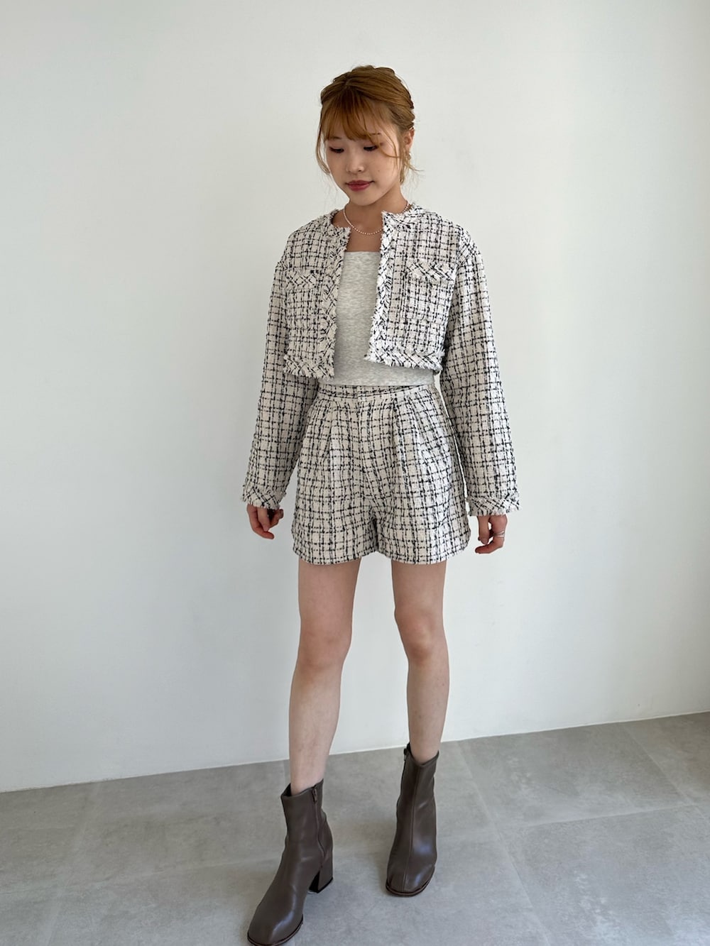 「チェック、ハーフパンツ、淡色コーデ、秋コーデ、ブーツ、ベージュ、ジャケットスタイル、お出かけコーデ、セットアップ、ツイード、ショートパンツ、参戦服、ディズニーコーデ、秋服準備はじめました、ワントーンコーデ」|「EPIMI E'PIMMYのカップ付きアメスリキャミソール(キャミソール、ベージュ系)」を使った、EPIMI ÉPIMMYさん(レディース・159cm)の秋コーディネートの3枚目の写真
