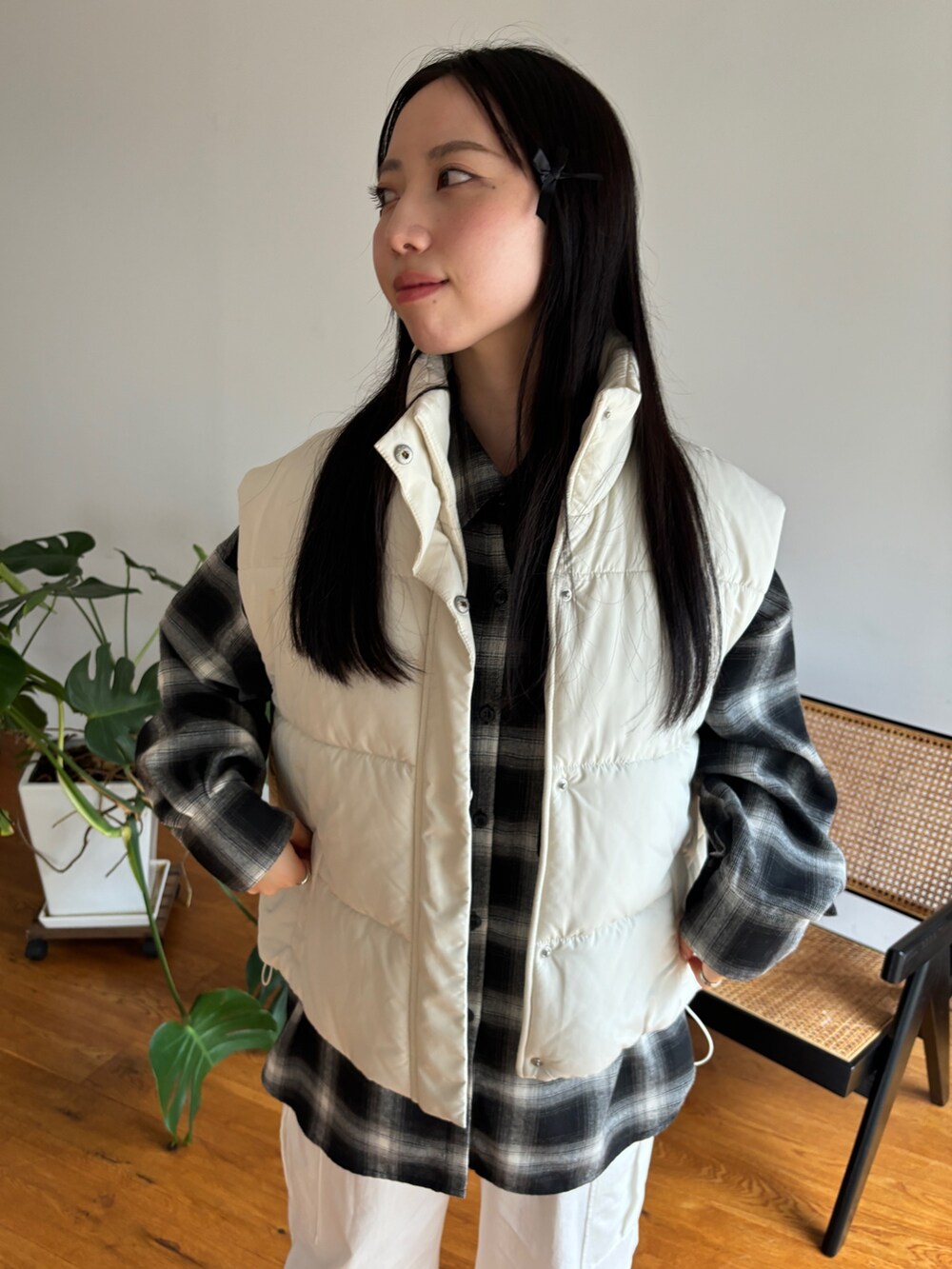 ブラック系のシャツ/ブラウス、ホワイト系のカーゴパンツ、ホワイト系のベストを着用したレディースの秋コーディネートの3枚目の写真