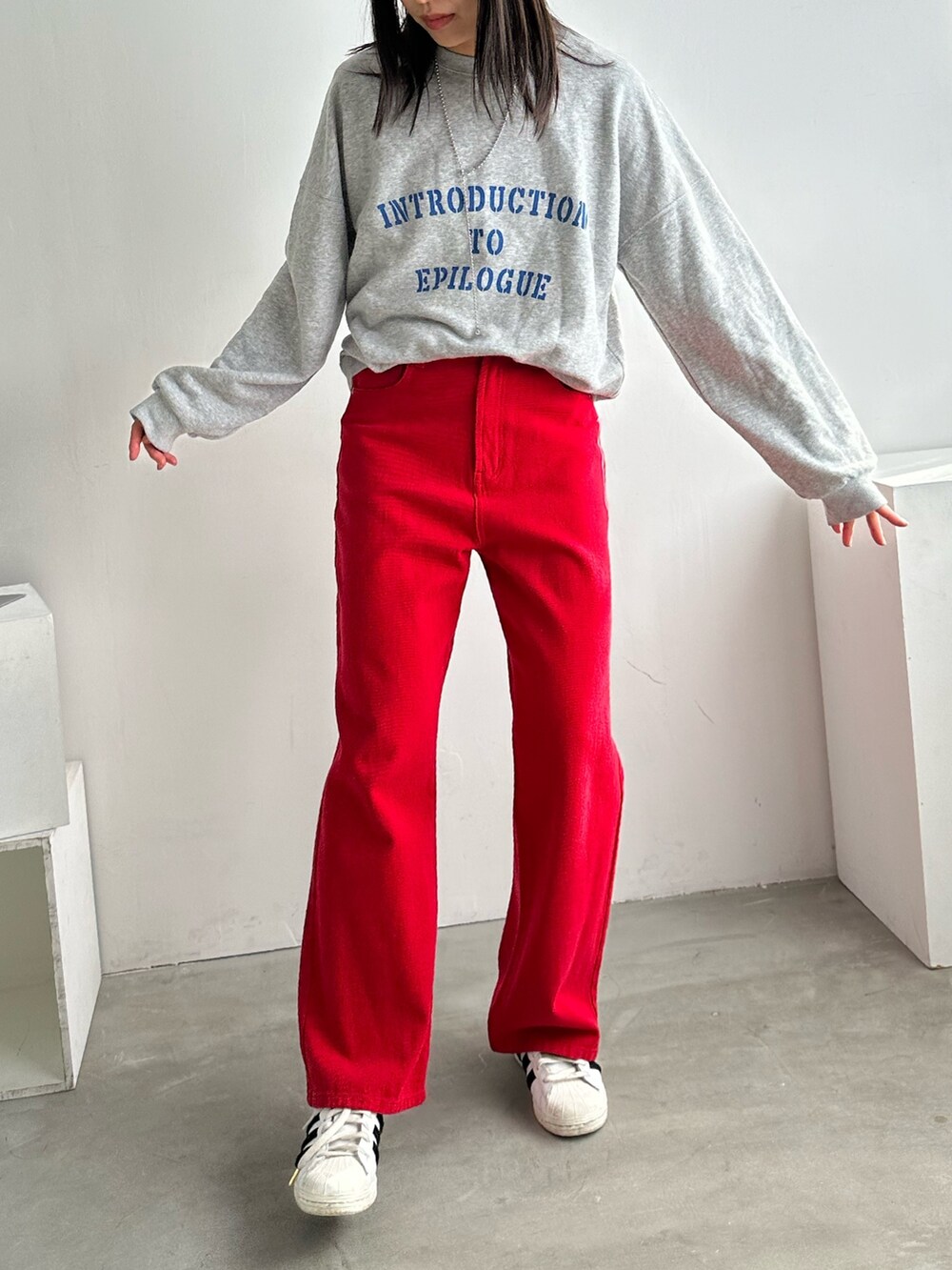 ホワイト系のスニーカー、グレー系のスウェット、その他のその他を着用したレディースの冬コーディネートの3枚目の写真