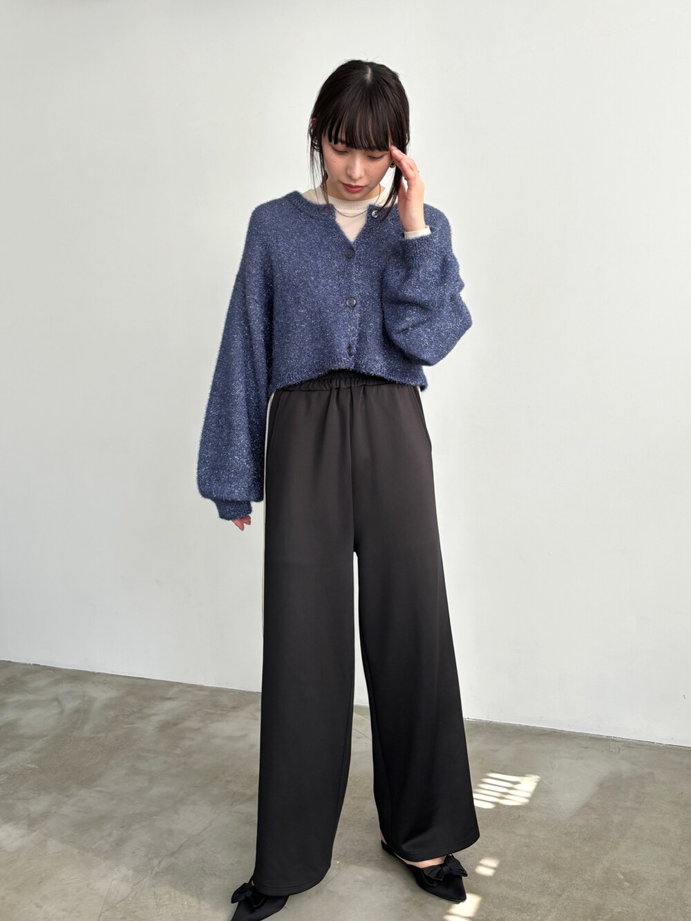 「似合うラボに行こう、ストリート、レイヤードスタイル、ニット、休日スタイル、ラメニット、カーディガン、モノトーン、スポーツミックス、プチプラ、春コーデ、トラックパンツ、ラインパンツ、リボンパンプス、韓国ファッション」｜「EPIMI E'PIMMYのサイドライントラックパンツ（その他パンツ、ブラック系）」を使った、EPIMI ÉPIMMYさん（レディース・166cm）の冬コーディネートの2枚目の写真