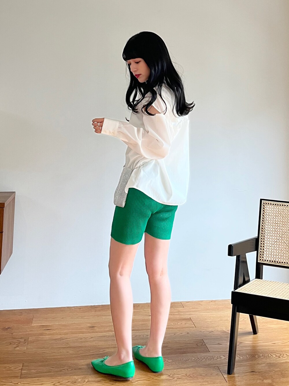 ホワイト系のシャツ/ブラウス、グリーン系のその他パンツ、グリーン系のバレエシューズを着用したレディースの春コーディネートの2枚目の写真