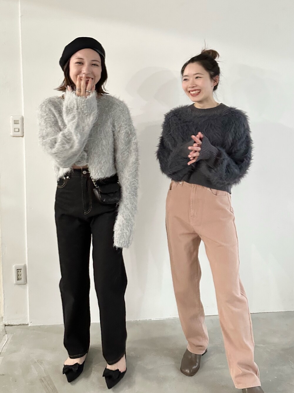 グレー系のニット/セーター、ピンク系のデニムパンツ、ブラウン系のブーツを着用したレディースの冬コーディネートの2枚目の写真