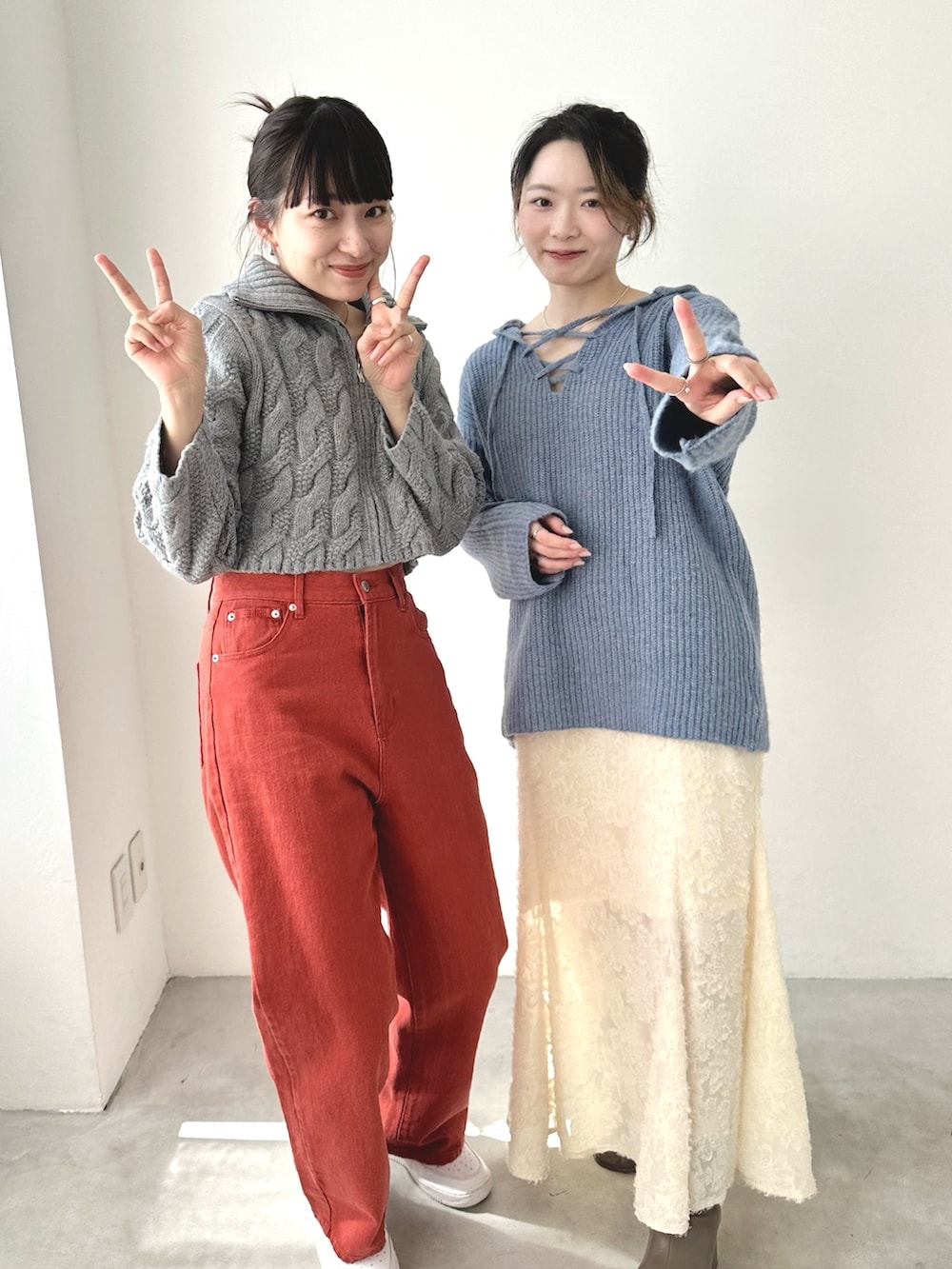 「休日スタイル、デニム、ニット、淡色コーデ、ストリート、ビッグシルエット、レイヤードスタイル、ブーツ、リンクコーデ、シミラールック、ジップアップ、カラーパンツ、キャミワンピ、お出かけコーデ、冬を彩る色いろコーデ」｜「EPIMI E'PIMMYの【ハンドウォッシャブル】ケーブルジップカーディガン（カーディガン/ボレロ、グレー系）」を使った、EPIMI ÉPIMMYさん（レディース・160cm）の秋コーディネートの2枚目の写真