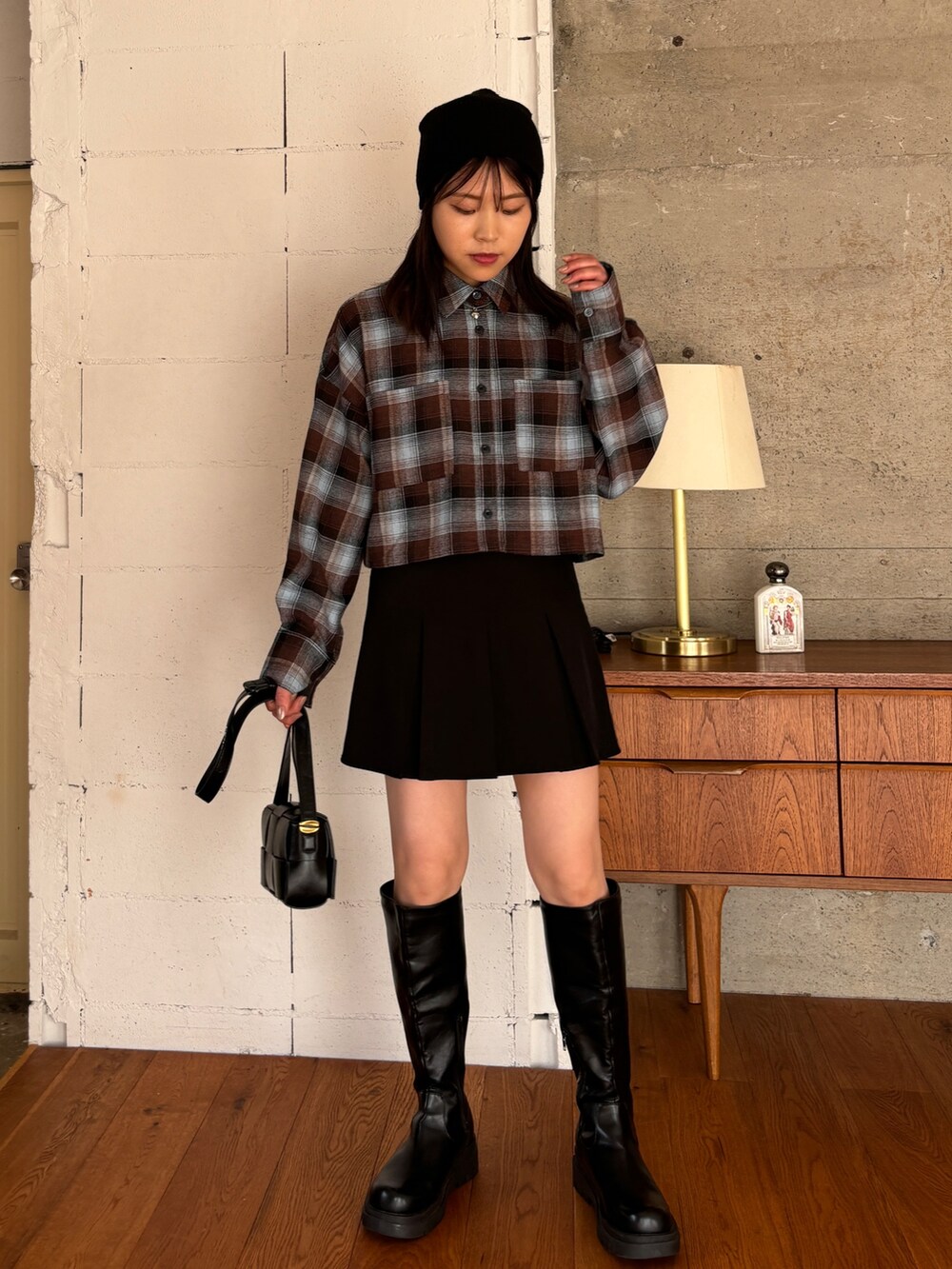 ブラウン系のシャツ/ブラウス、ブラック系のスカート、その他のその他を着用したレディースの秋コーディネートの2枚目の写真