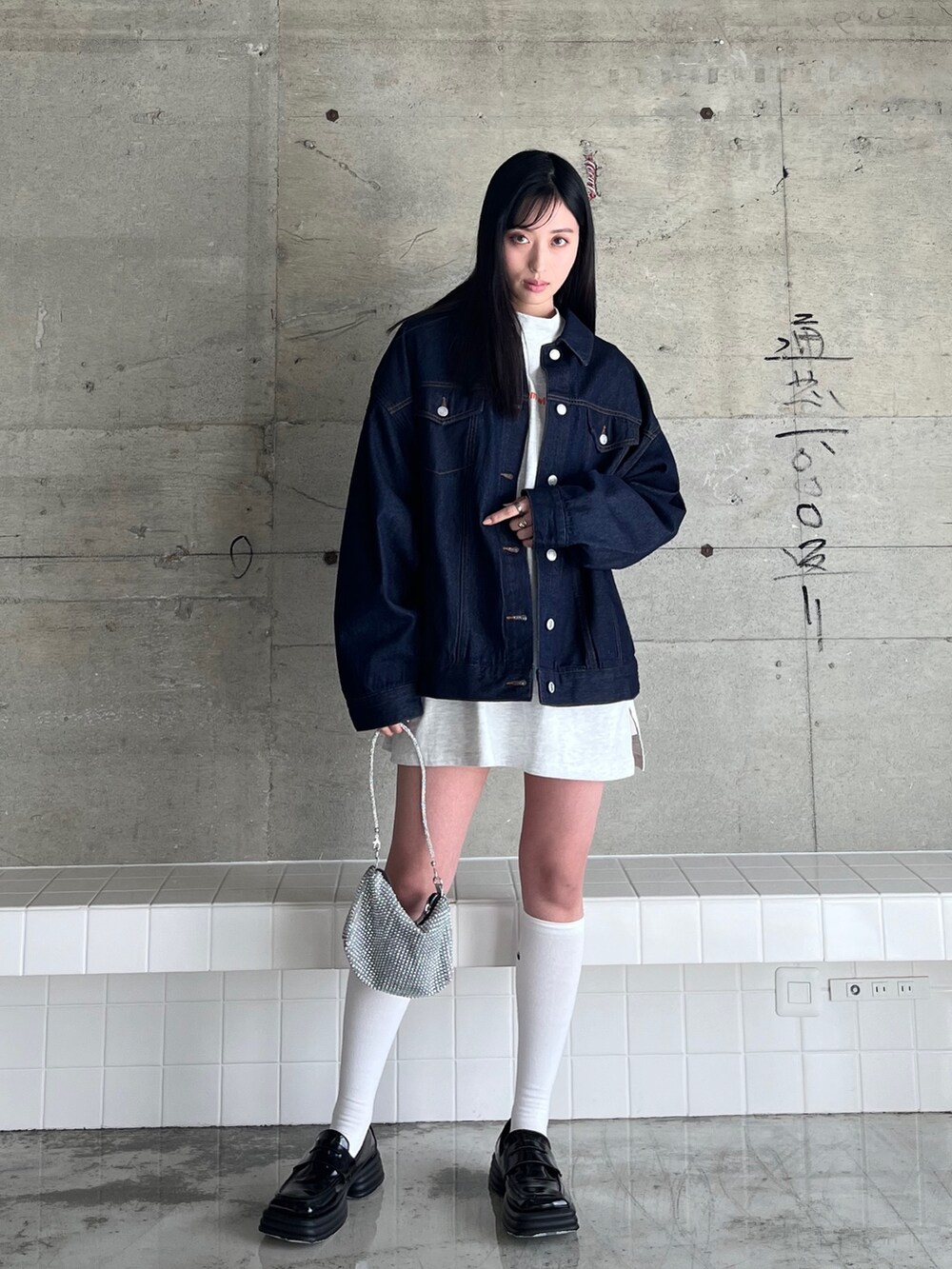「スクエアトゥ、プチプラ、デニム、韓国ファッション、厚底シューズ、レイヤードスタイル、春先取り、ほめられ本命コーデ、韓国ストリート、春コーデ、春アウター、Gジャン、オーバーサイズ、ストリート、ハイソックス」｜「EPIMI E'PIMMYの〈ユニセックス〉オーバーデニムジャケット（デニムジャケット、ブルー系）」を使った、EPIMI ÉPIMMYさん（レディース・163cm）の冬コーディネートの3枚目の写真