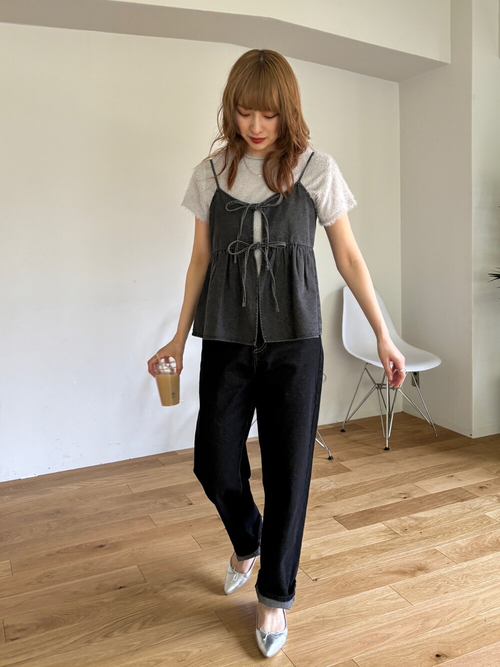 グレー系のキャミソール、グレー系のTシャツ/カットソー、ブラック系のデニムパンツを着用したレディースの春コーディネートの3枚目の写真