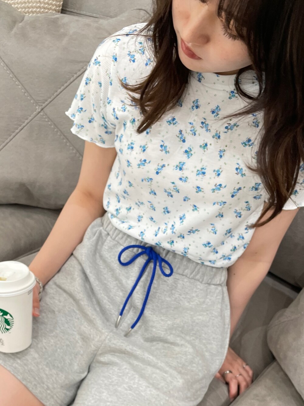 ホワイト系のTシャツ/カットソー、グレー系のスウェットパンツ、その他のその他を着用したレディースの夏コーディネートの3枚目の写真