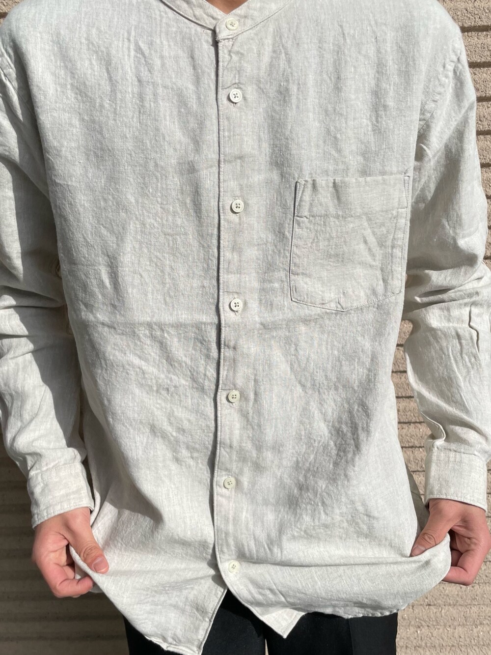 ホワイト系のシャツ/ブラウス、ブラック系のその他パンツ、ブラック系のスニーカーを着用したメンズの春コーディネートの4枚目の写真