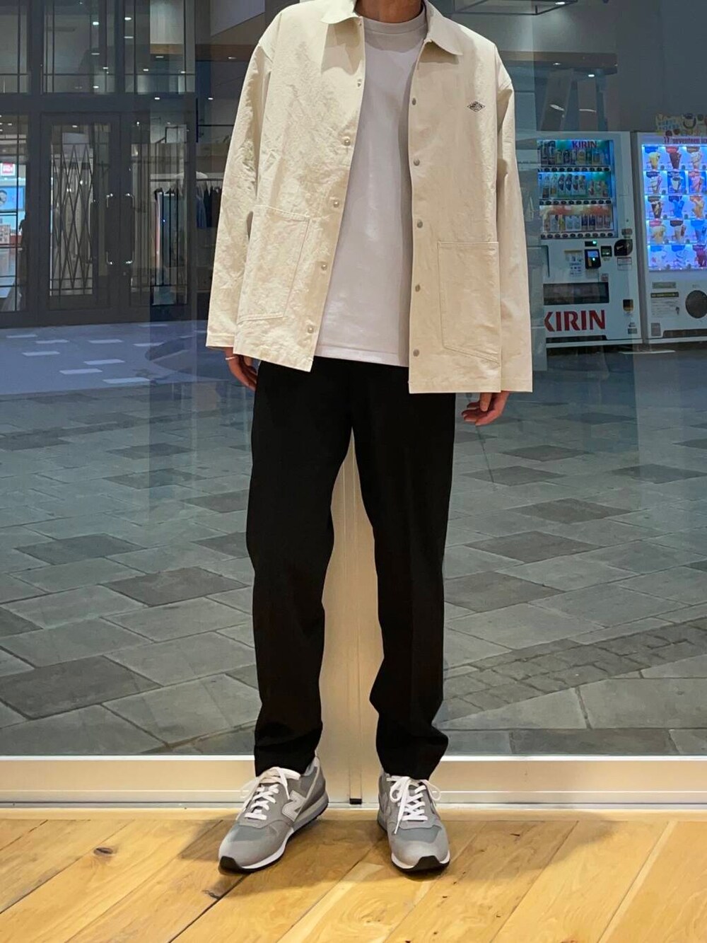 グレー系のTシャツ/カットソー、ブラック系のその他パンツを着用したメンズの春コーディネートの3枚目の写真