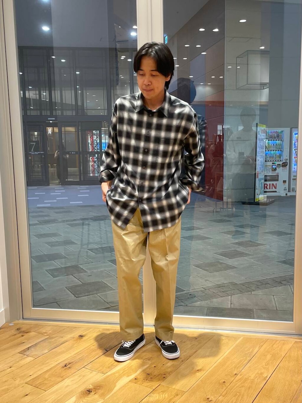 ブラック系のスニーカー、ベージュ系のその他パンツ、ブラック系のシャツ/ブラウスを着用したメンズの秋コーディネートの4枚目の写真