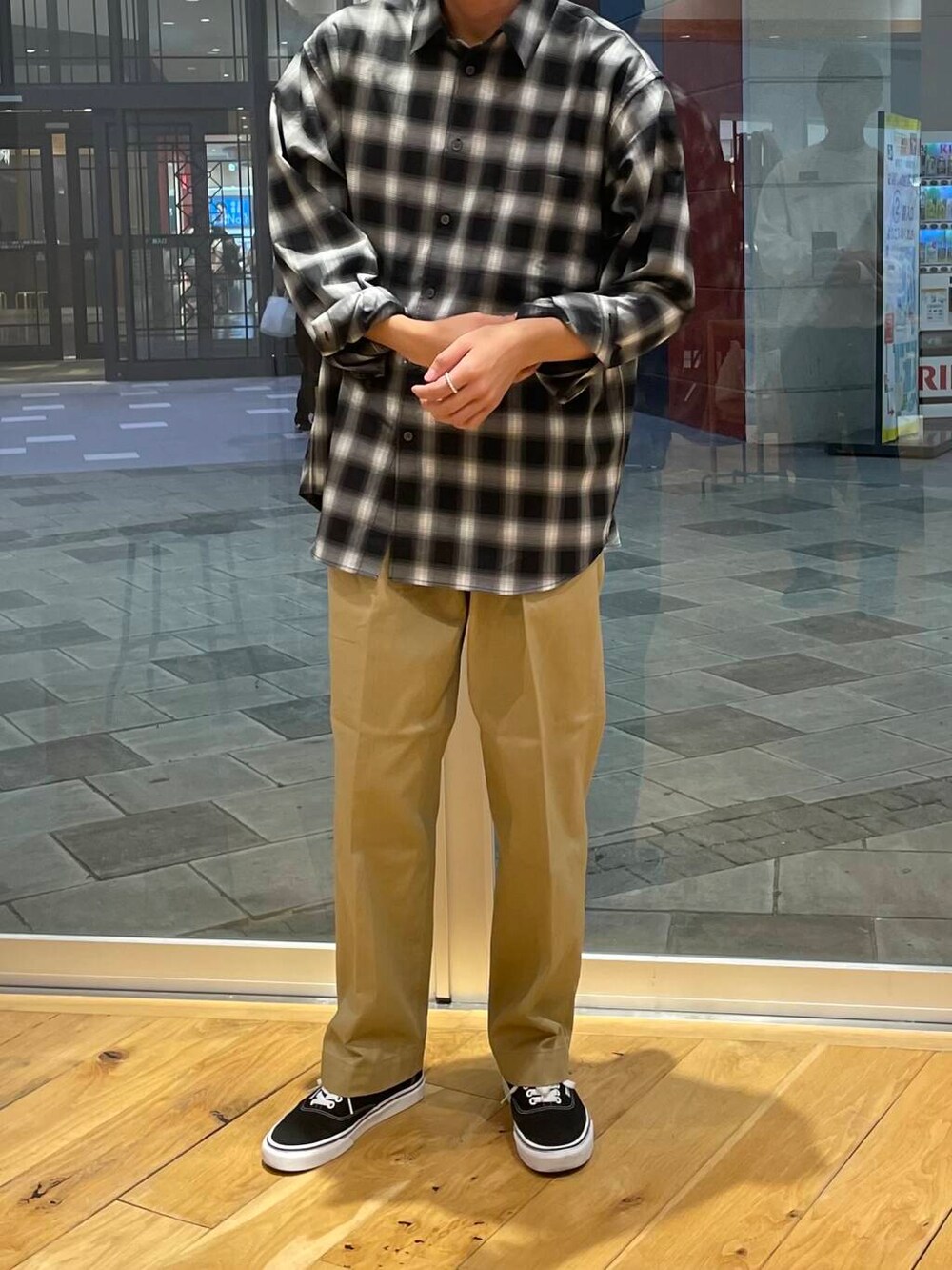 ブラック系のスニーカー、ベージュ系のその他パンツ、ブラック系のシャツ/ブラウスを着用したメンズの秋コーディネートの5枚目の写真