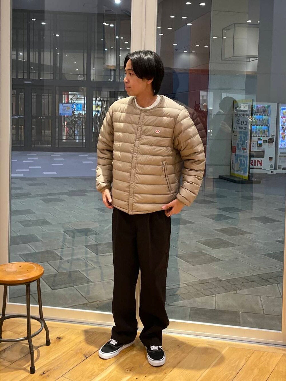 ホワイト系のニット/セーター、ブラック系のスニーカー、ブラウン系のその他パンツを着用したメンズの秋コーディネートの3枚目の写真