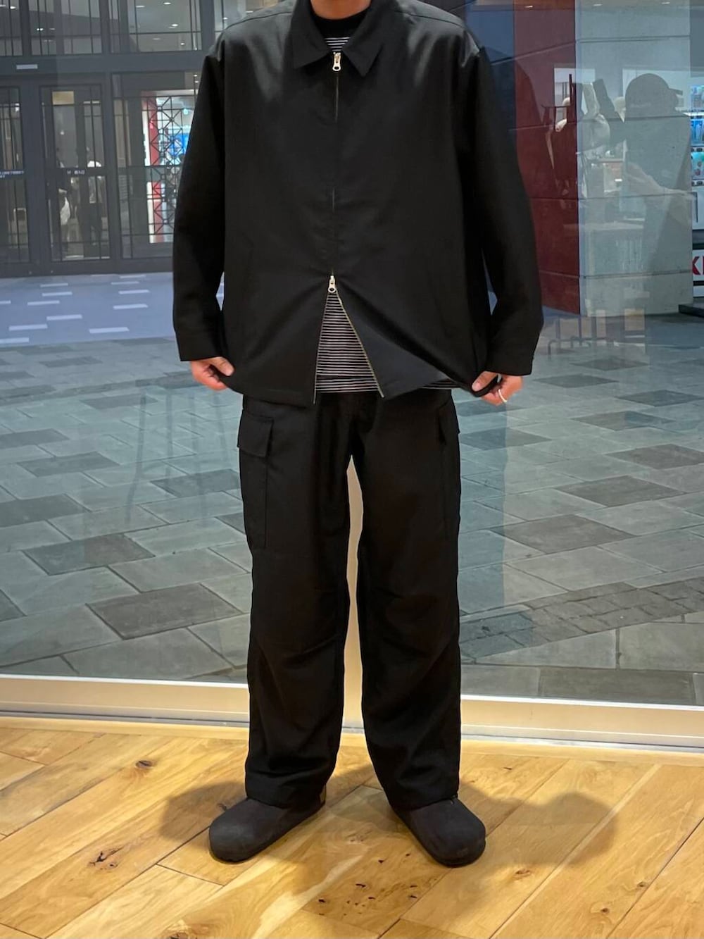 ブラック系のその他パンツ、ブラック系のブルゾン、ブラック系のTシャツ/カットソーを着用したメンズの秋コーディネートの2枚目の写真