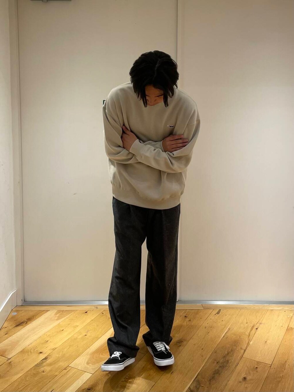 ブラック系のスニーカー、ベージュ系のスウェット、グレー系のその他パンツを着用したメンズの秋コーディネートの3枚目の写真