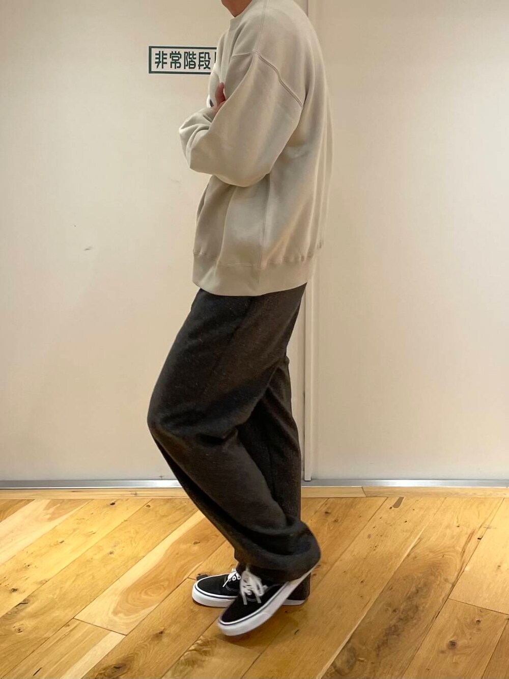 ブラック系のスニーカー、ベージュ系のスウェット、グレー系のその他パンツを着用したメンズの秋コーディネートの4枚目の写真