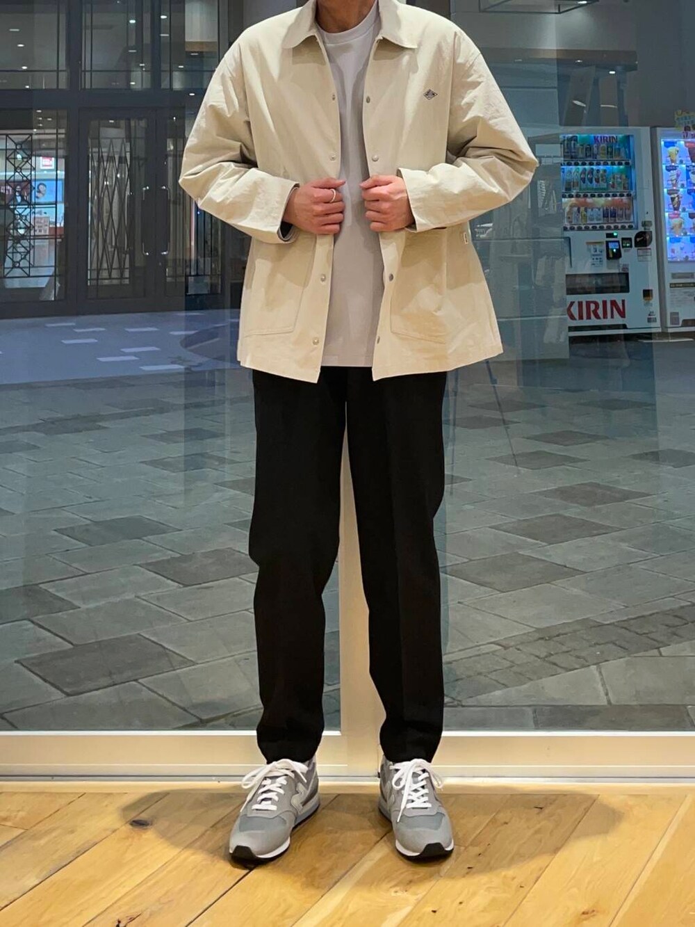 グレー系のTシャツ/カットソー、ブラック系のその他パンツを着用したメンズの春コーディネートの2枚目の写真