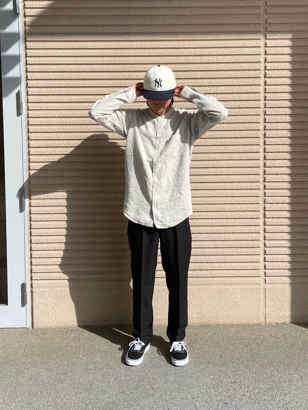 ホワイト系のシャツ/ブラウス、ブラック系のその他パンツ、ブラック系のスニーカーを着用したメンズの春コーディネートの2枚目の写真